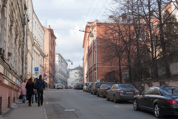 Auta, domy a lidé v Starosadskiy ulici v Moskvě — Stock fotografie