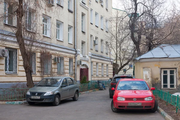 Casas y coches en Khitrovsky Street en Moscú — Foto de Stock
