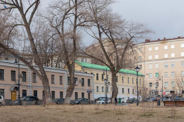 Casas y árboles en la plaza Khitrovskaya en Moscú — Foto de Stock