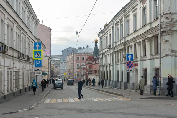 Budovy, lidi a auta v ulici Podkolokolny v Moskvě — Stock fotografie