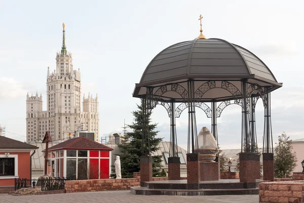 Moskova'da gazebo ve Stalinist gökdelen — Stok fotoğraf