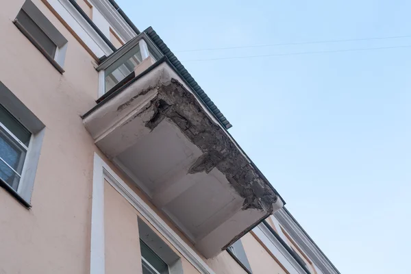 Ερειπωμένο μπαλκόνι στο κτίριο στην οδό Petropavlovsky στη Μόσχα — Φωτογραφία Αρχείου
