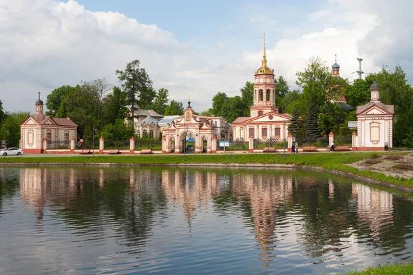 圣十字大教堂在莫斯科的 Altufevskoe 街 — 图库照片