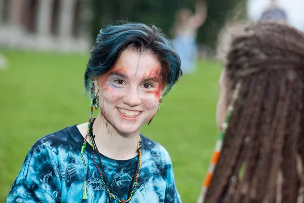 モスクワ ロシア 2020年7月1日 ツァリツィノ公園のヒッピーの日の間に笑顔で描かれた顔を持つ黒と青の髪の若い女の子 ハッピーデーは毎年ツァリツィノ公園で祝われます — ストック写真