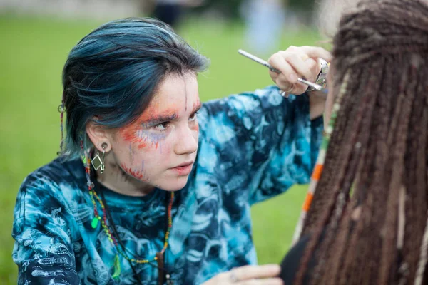 Moscou Rússia Julho 2020 Jovem Com Cabelo Preto Azul Com — Fotografia de Stock