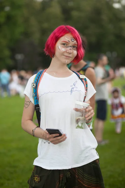 モスクワ ロシア 2020年7月1日 赤髪の若い美しい女の子は ツァリツィノ公園でヒッピーの日の間に笑顔白い服に顔を塗りました ハッピーデーは毎年ツァリツィノ公園で祝われます — ストック写真