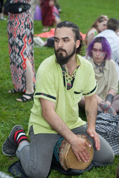 Moscou Rússia Julho 2020 Jovem Com Bigode Barba Tocando Bateria — Fotografia de Stock