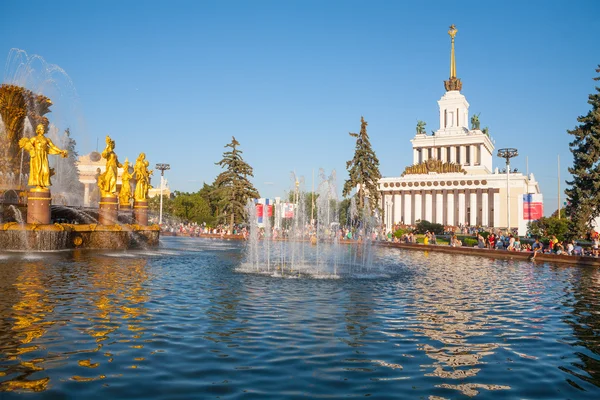 Fuente "Amistad de Naciones" y Pabellón Central en VDNKh —  Fotos de Stock