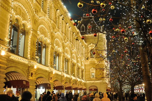 Árboles decorados e iluminaciones navideñas — Foto de Stock