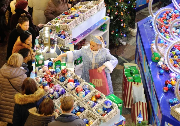People buying Christmas decorations — Stock Photo, Image