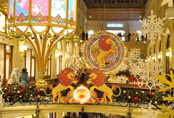 Drawn lions, snowflakes and Christmas illuminations in GUM store — Stock Photo, Image