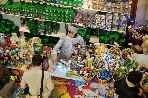 クリスマスのおもちゃ部門で売り手と買い手 — ストック写真
