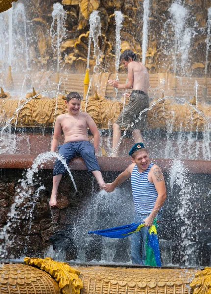 ロシアのパラシューパーは2人の男の子と遊ぶことを悪魔化 — ストック写真