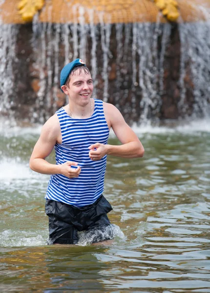 Russian paratrooper demobilized in pond — Stock Photo, Image