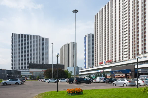 Parcheggio auto di fronte all'hotel — Foto Stock