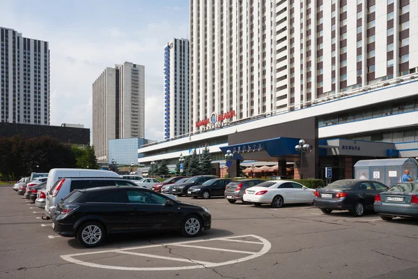 Carros em frente ao hotel — Fotografia de Stock