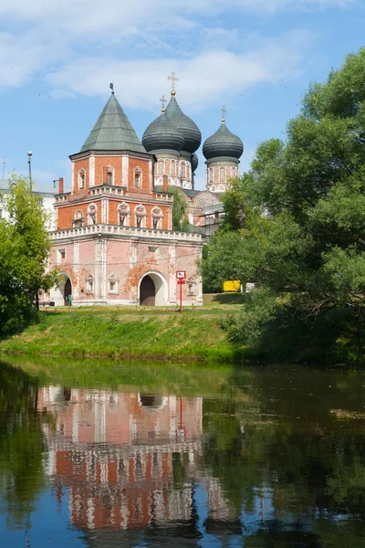 在莫斯科的 Izmailovo 公园池塘岸边塔大桥 — 图库照片