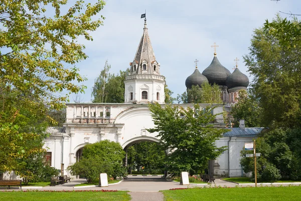 Gate of the royal estate — Stock Photo, Image