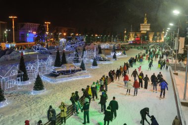 İnsanlara rahatlatıcı buz pateni alani