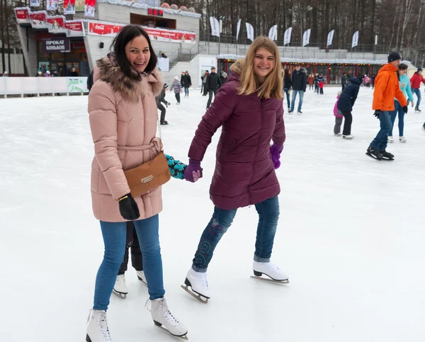 Holky, bruslení a usmívá se na park — Stock fotografie