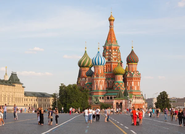 Basil's Cathedral and walking people — Stock Photo, Image