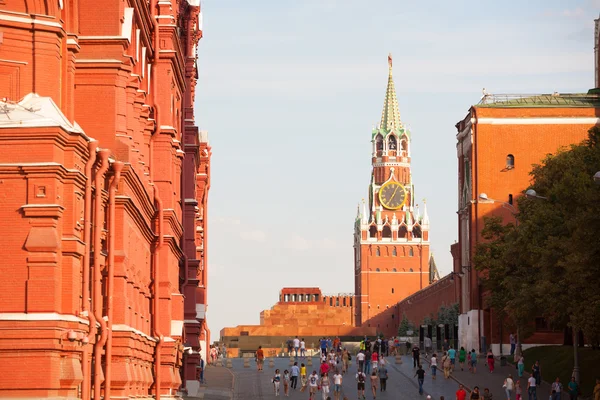 Torre Spasskaya, Mausoléu de Lenine e pessoas caminhando — Fotografia de Stock