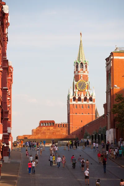 Mausoleo de Lenin, Torre Spasskaya y gente caminando —  Fotos de Stock