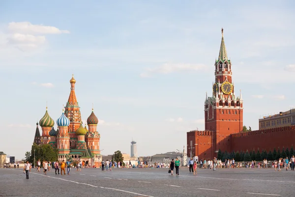 Cathédrale de Basile, Tour Spasskaya et les gens qui marchent Photos De Stock Libres De Droits