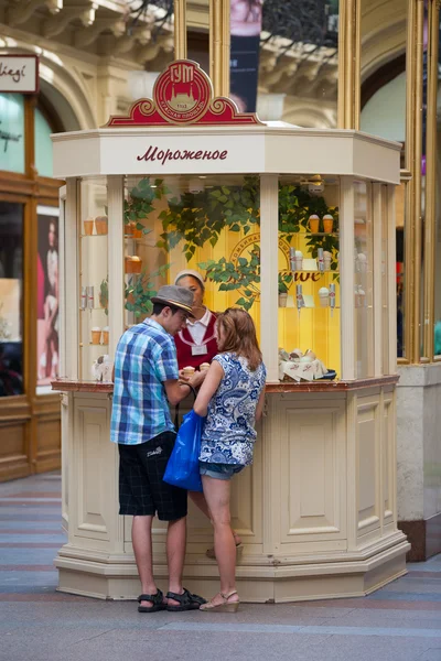 Young man and woman buying ice cream — Stock Photo, Image