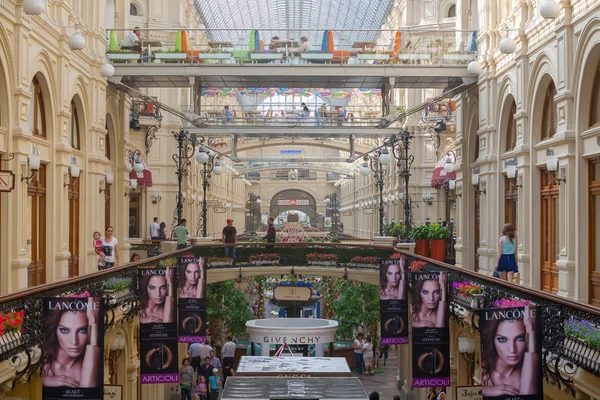 Balconies, posters and people in GUM store — Stock Photo, Image