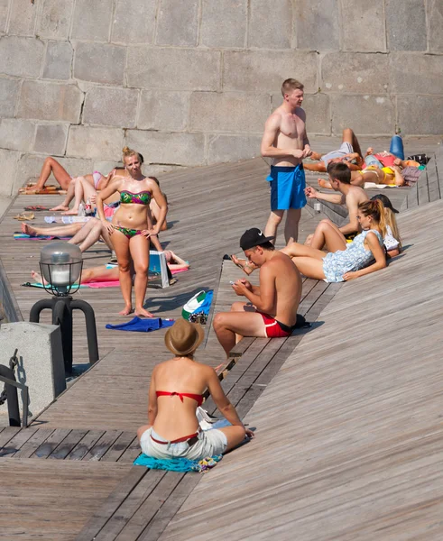 People sunbathing at Olive Beach — Stock Photo, Image