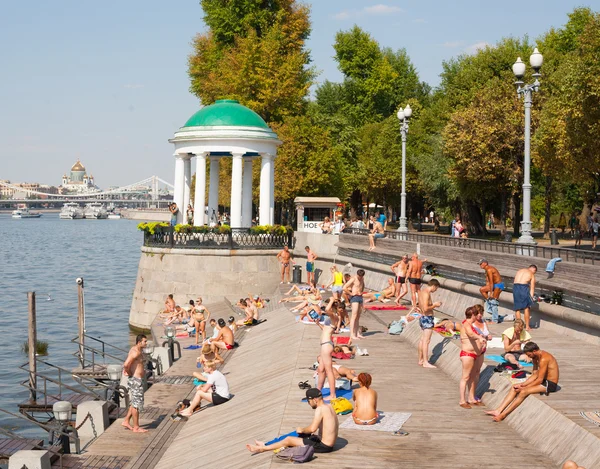 Mensen ontspannen in Olive Beach — Stockfoto