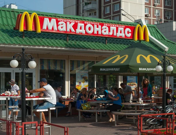 McDonald's Restaurant building on Leskov street in Moscow — Stock Photo, Image