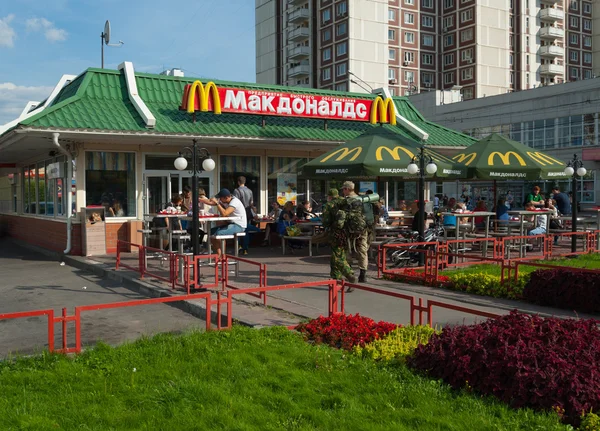 McDonald's Restaurant building on Leskov street in Moscow — Stock Photo, Image