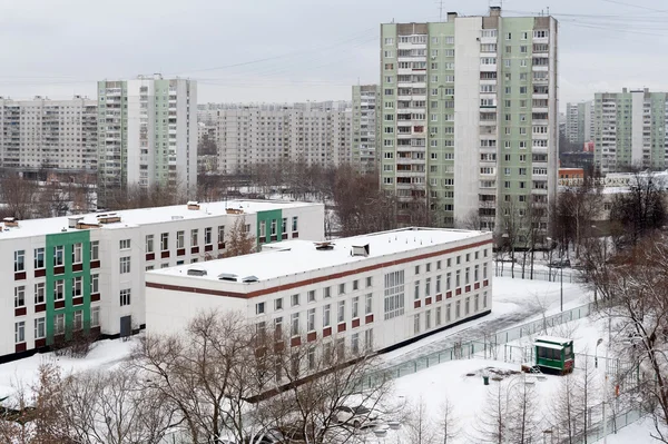 学校建筑和住宅建筑中区 Bibirevo. — 图库照片