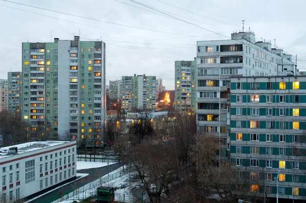 Immeubles résidentiels dans le quartier de Bibirevo. Bonsoir. Moscou . — Photo