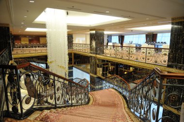 Salonu, merdiven ve otel Lotte içinde büyük bir avize