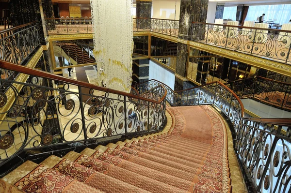 Hall, escadas e um grande lustre no hotel Lotte — Fotografia de Stock