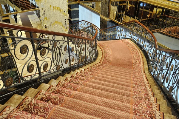 Hall, escaliers et un grand lustre à l'hôtel Lotte — Photo