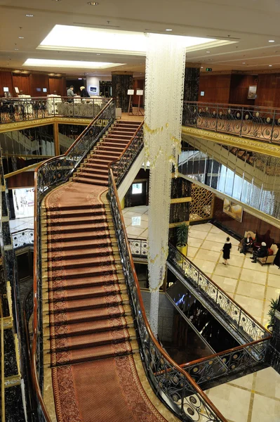 Зал, лестница и большая люстра в отеле Lotte — стоковое фото