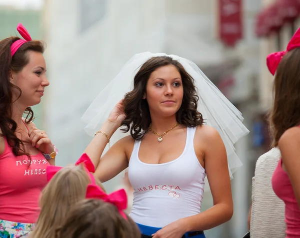A menyasszony és a fiatal lányok — Stock Fotó