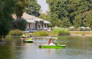 Katamaran üzerinde sürme insanlar