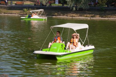 Bir adam ve bir kız bir katamaran tesisi