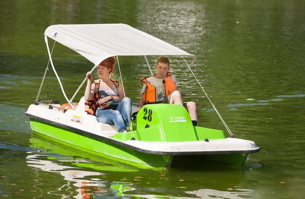 Une femme et un garçon en catamaran — Photo