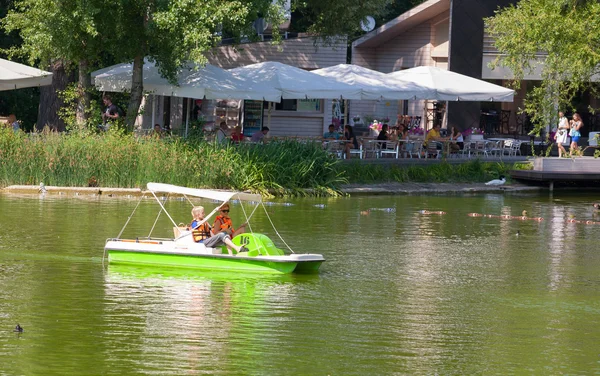 Un garçon et une femme en catamaran — Photo