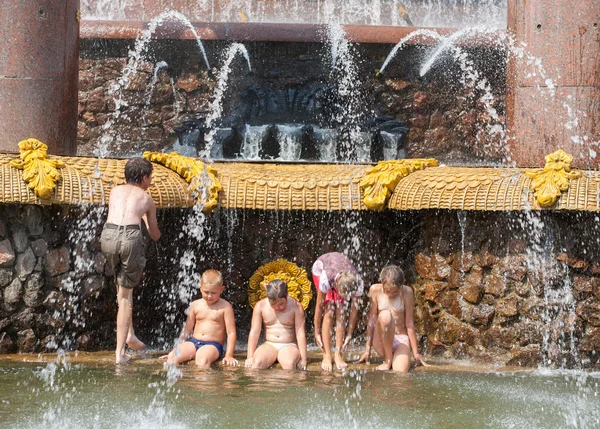 孩子们沐浴在一个喷泉附近 — 图库照片