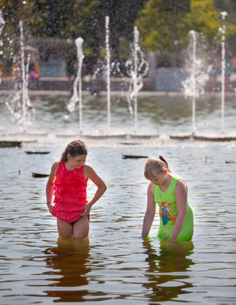 水に立っている二人の女の子 — ストック写真