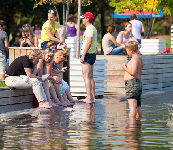 Gente de pie en la orilla de un estanque —  Fotos de Stock