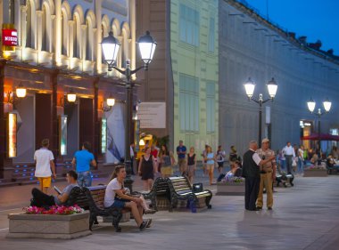 Nikolskaya sokakta oturan insanlar