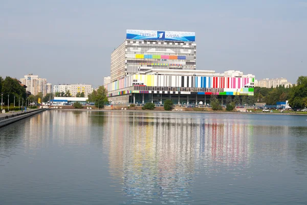 Ostankino Teknik Merkezi bina ve su birikintisi — Stok fotoğraf